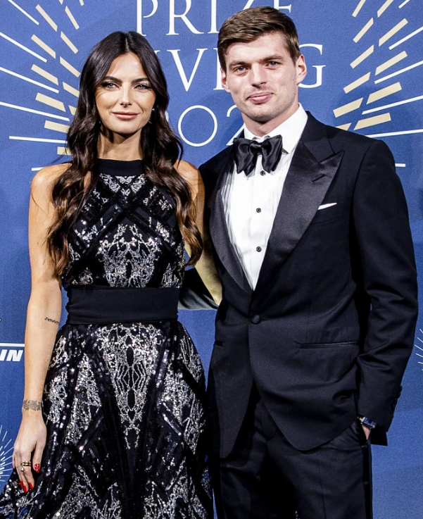 维斯塔潘愉快的带着比自己大了9岁的女友凯丽出席了颁奖典礼,但走入