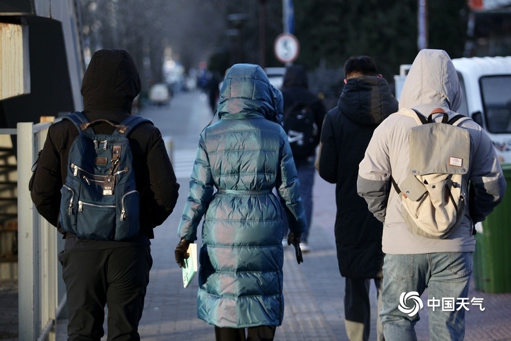 北京今晨气温创新低 街头行人包裹严实_腾讯新闻