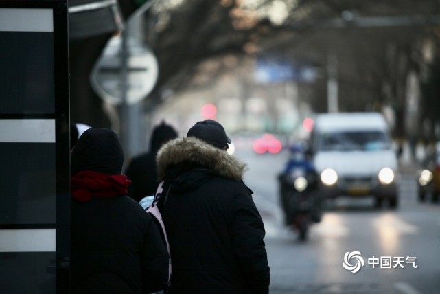寒冷升级!北京今晨气温创新低 街头行人包裹严实