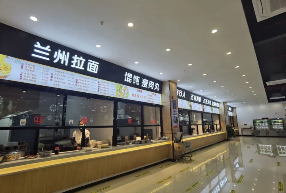 进入餐厅就看到不同的售饭窗口,环境干净整洁(同学们坐在这里可以多干