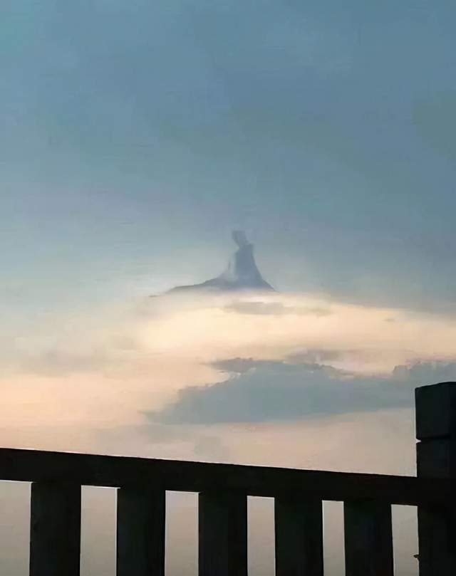 北京天空惊现观音菩萨万人跪拜难道观音菩萨真的存在吗