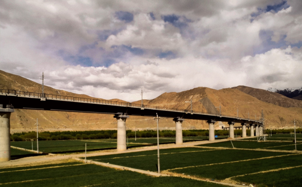 修一公里要花3亿,横跨14条河21座雪山的川藏铁路,备受印度关注