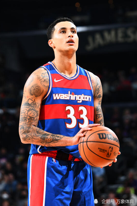 湖人三大旧将被打爆了,尤其是哈雷尔,被保罗针对,又被艾顿针对,完全防