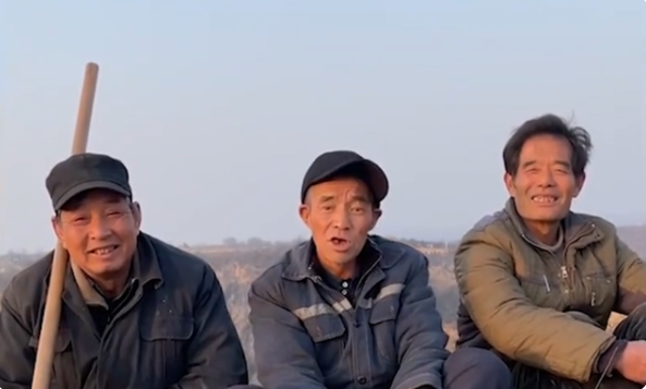 陕西大爷三根葱凭鸡汤走红,一条视频收益四万,为何被官方点名?