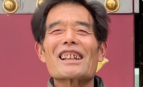 陕西大爷三根葱凭鸡汤走红,一条视频收益四万,为何被官方点名?