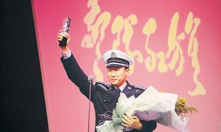 大火的《谭谈交通》停播3年后,谭乔"凤凰涅盘,谭警官回来了