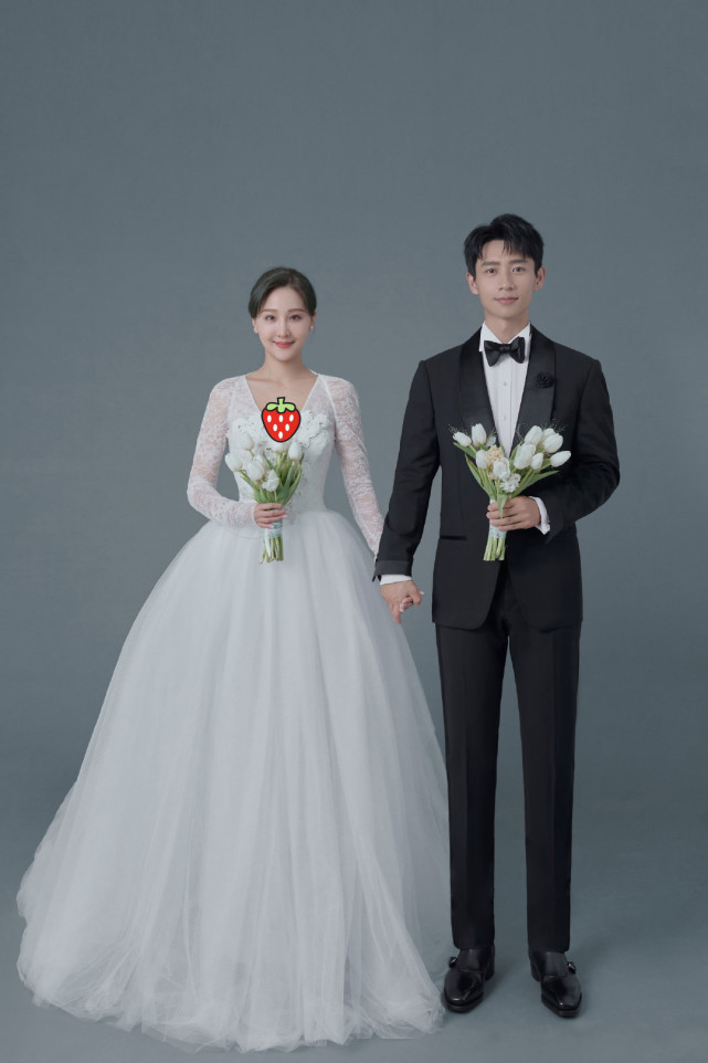 魏晨于玮22日举行婚礼,摄影师再公开新结婚照,两人用情侣英文名超甜蜜
