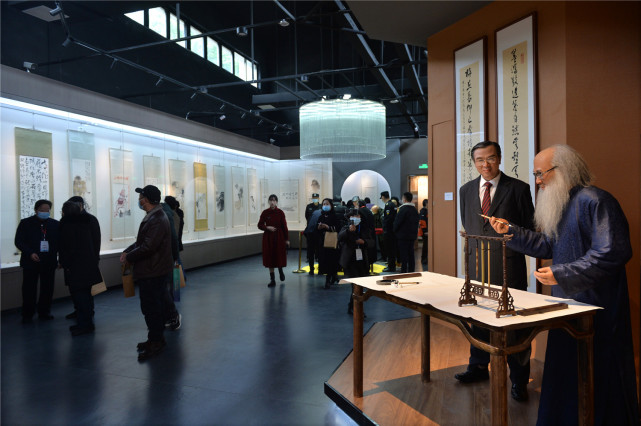 臺灣著名畫家,嶺南美術館館長歐豪年對本人在內江市的藝術館開館十分