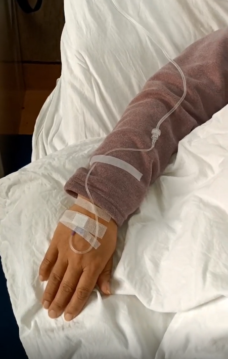 姚策的堂嫂在社交平台上晒出杜新枝住院的视频,视频中的老杜躺在病床