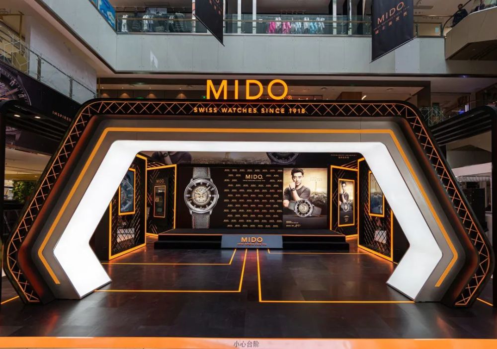 焕新升级星耀恺幕瑞士美度表代言人郑恺亮相南京中央商场品牌形象店