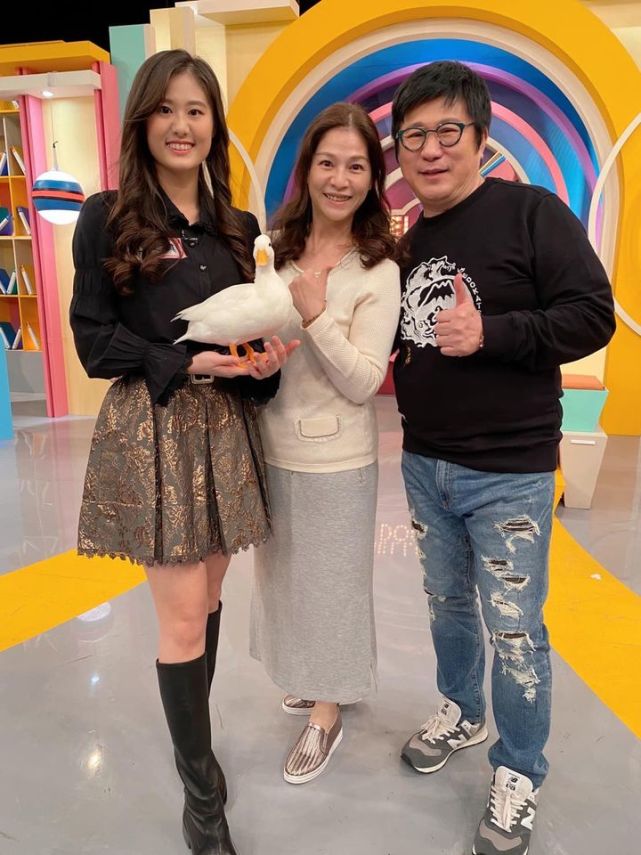 原来,郑智化小7岁妻子张钰雅与女儿安琪上了胡瓜主持的节目.