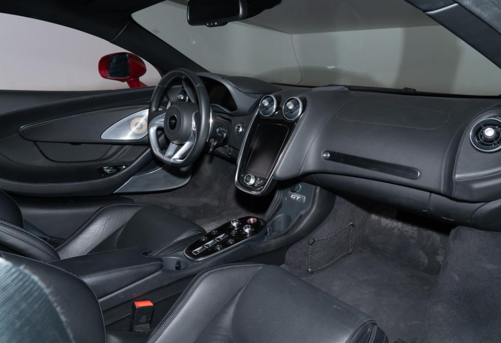 而在车内,迈凯伦gt则采用其家族式的内饰设计和布局,整体车内的用料和