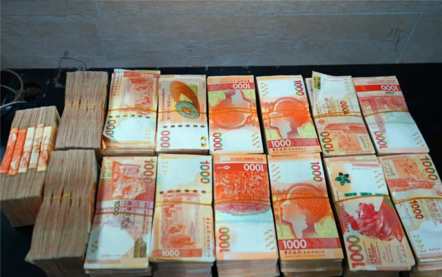 行李袋装满千元面值现金女子带758万港币从珠海进境被查