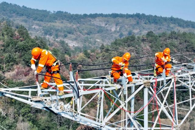 穩:它將輸電線路地線進行全絕緣化處理,同時設計並聯放電間隙,使得