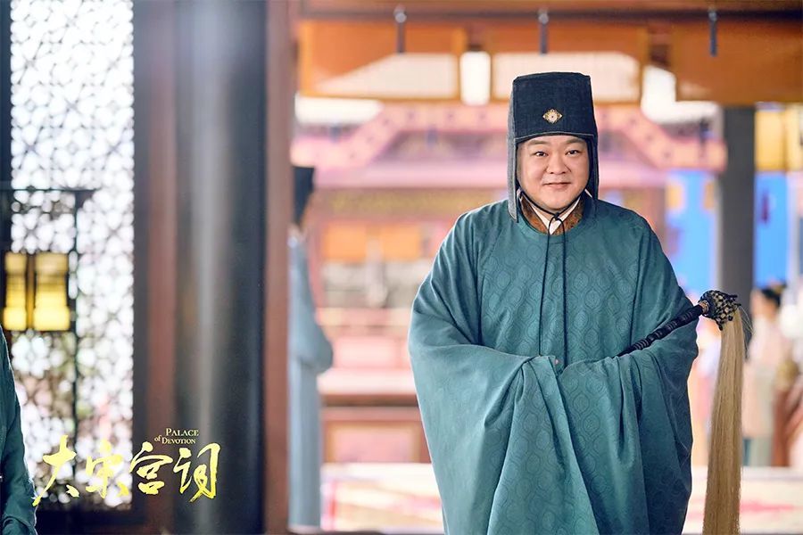 剧中王鹤鸣饰演的小太监张景宗,谨小慎微,一生忠诚地守候皇上.