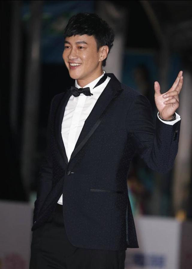 何润东宠妻衣品还好,罕见带小8岁老婆现身,46岁身材依旧完美