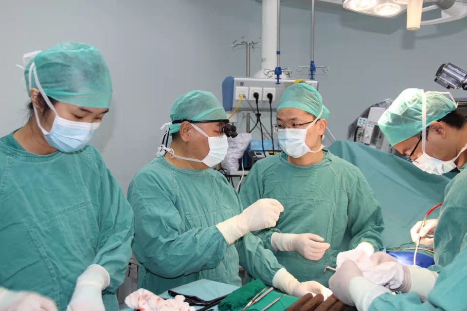 田伟院士与刘少喻主任配合手术"无影灯下精雕细琢,手术台上言传身教"