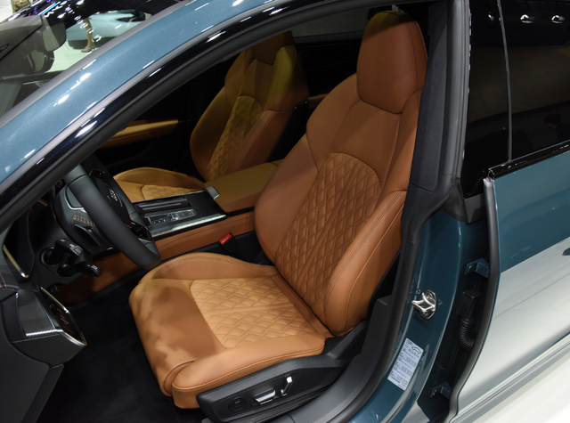 在外观方面,奥迪a7l的车身造型回归到了传统三厢车的样式,前脸依旧为