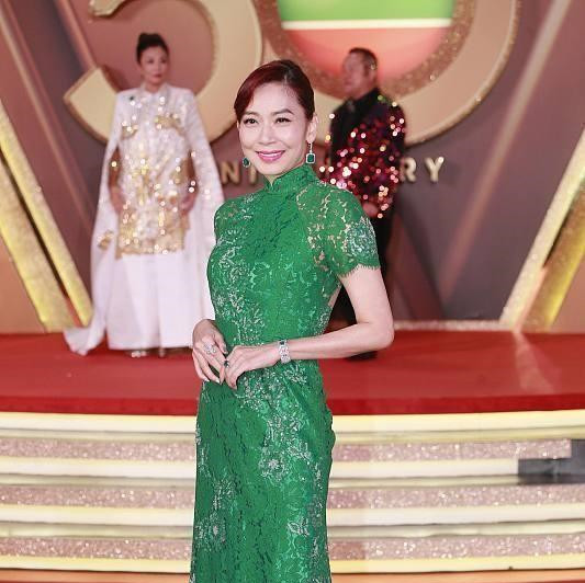 身着翠绿色旗袍,使祁美云的风格和气质充满了多样性特征.