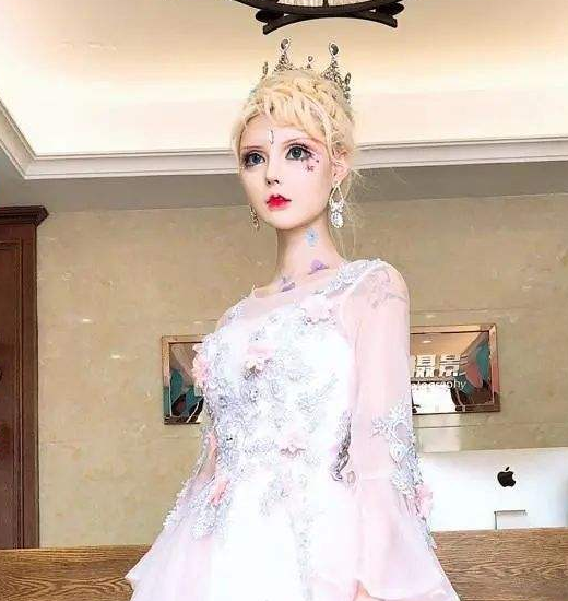 真人芭比迪丽拉换搭档男方留长发长相秀气疑似新男友