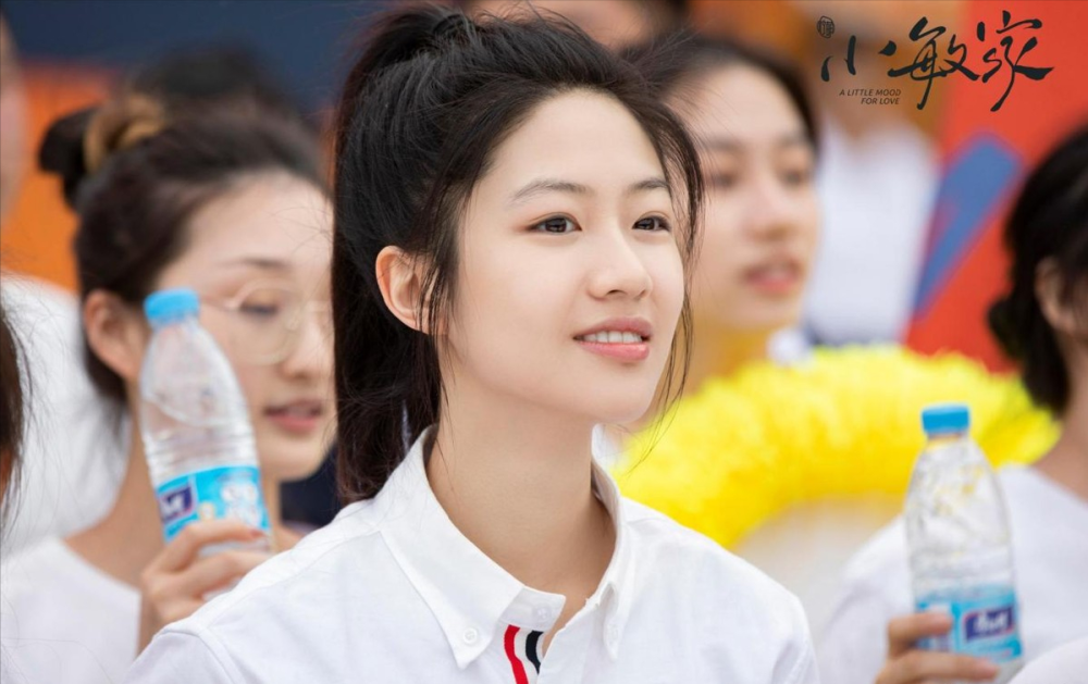 小敏家黄磊女儿向涵之穿衬衫配百褶裙有青春大学生那味了