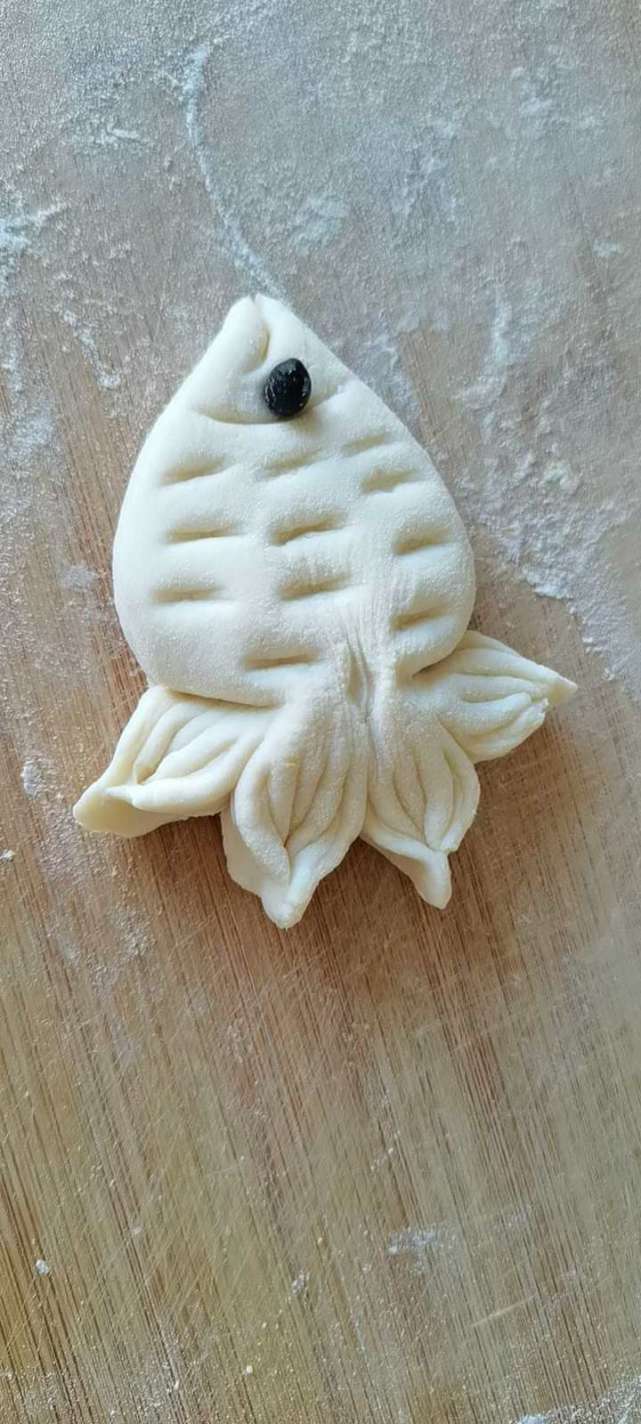 将花瓣,小鱼馒头生坯放入锅中再醒发15分钟,开大火水开关至中火蒸20