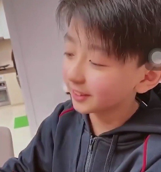 张柏芝分享儿子吃早餐12岁quintus进入青春期开始长胡须