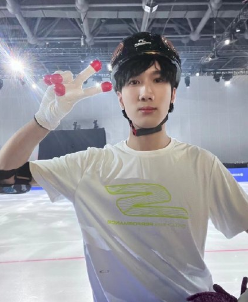 韩佩泉短道速滑受伤,眼角流血被搀扶,本人发声:我啥事没有