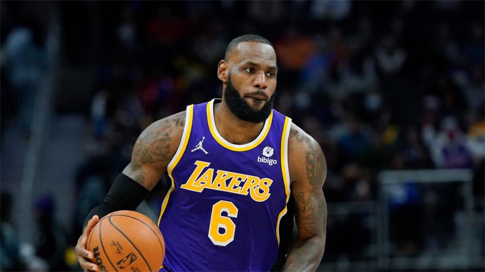 勒布朗-詹姆斯 为什么说詹姆斯是最聪明的NBA球员？打球随机应变，做人八面玲珑