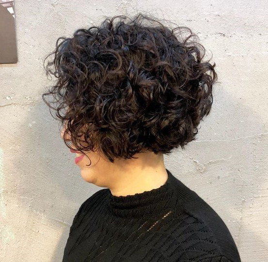 女人过了五十岁,烫头发要记住这"三不要",土气显老又没气质插图1