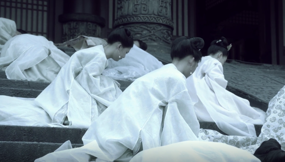 在小说中,西楚皇室全员并不是刨腹自杀,而是悬白绫自缢身亡.