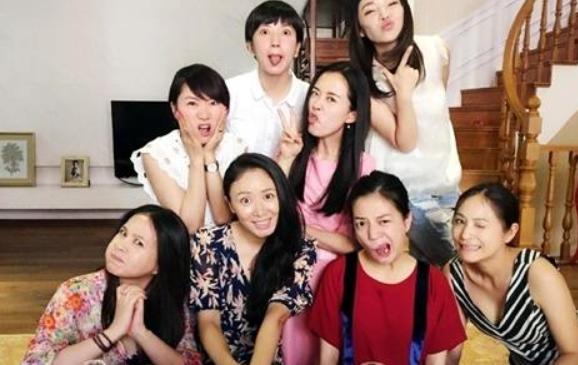 同学聚会要求统一着装但气质不能骗人一眼就能看出差距