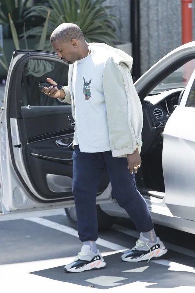 所有kanye穿过的700系列og配色都成为了热门款唯独这双yeezy到现在还