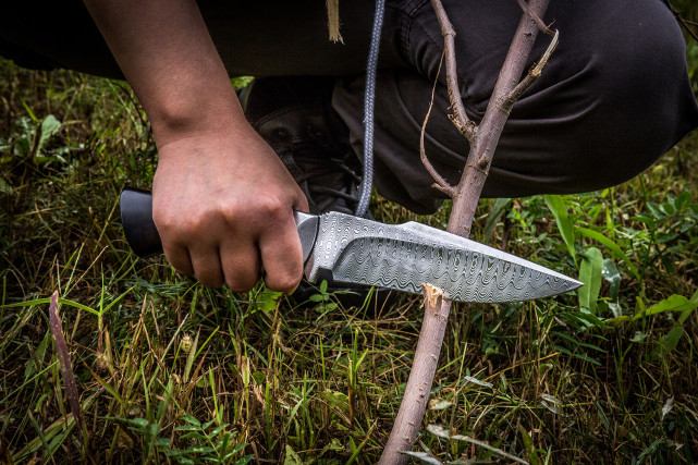 刺戳等动作上,所以短小精悍的刀往往更加顺手,比如之前提到的小型猎刀