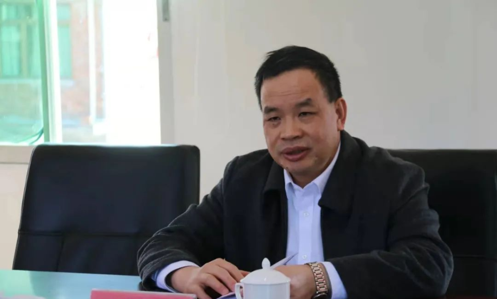 黄建清要求刘再锋同志要牢记驻村第一书记职责使命,保持优良作风和
