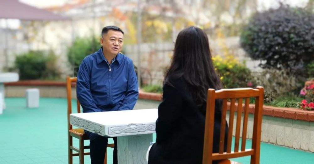 惠水县委书记郑绍峰接受黔南日报记者采访涟江大地 好花正红——惠水