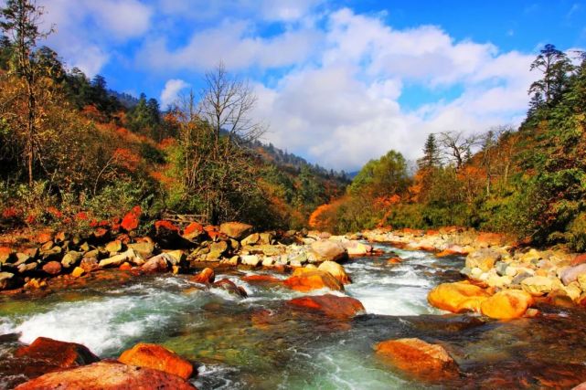 泡溫泉攻略地點:草科鄉,石棉縣城田灣河山地溫泉旅遊休閒度假區位於