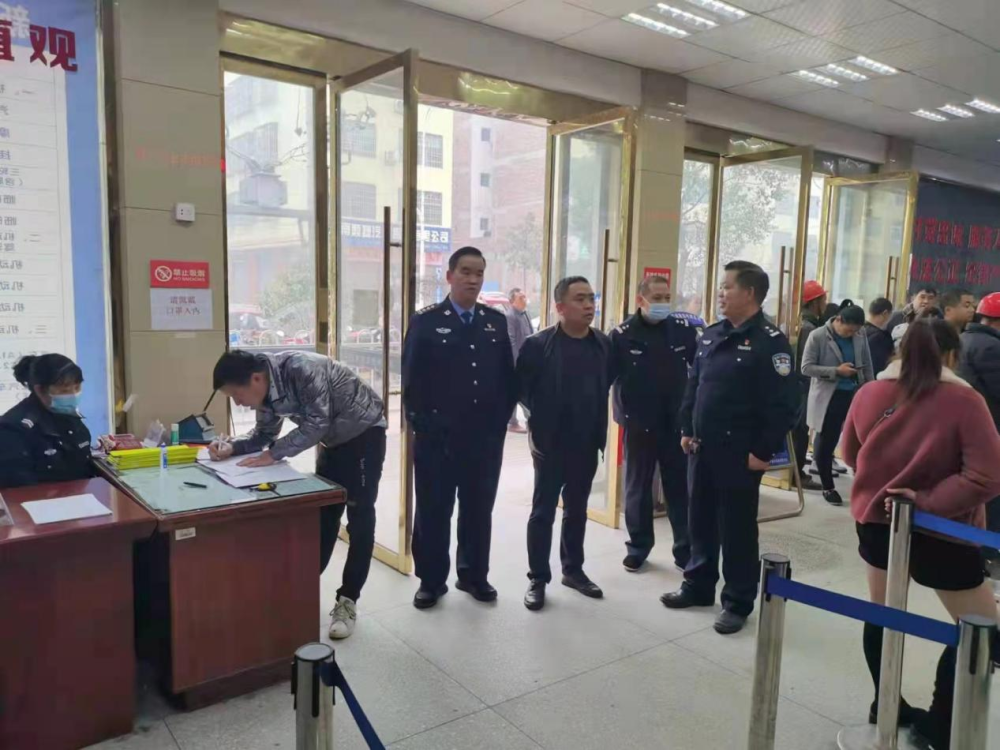 新宁尹俊同志深入县公安局交警大队车辆管理所调研指导工作