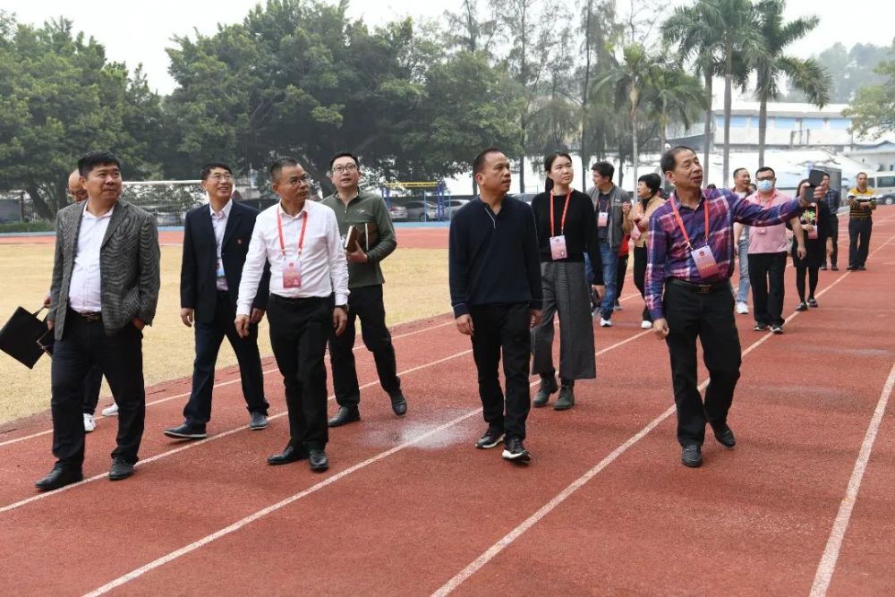 代表们先后视察了左滩小学和里海学校.