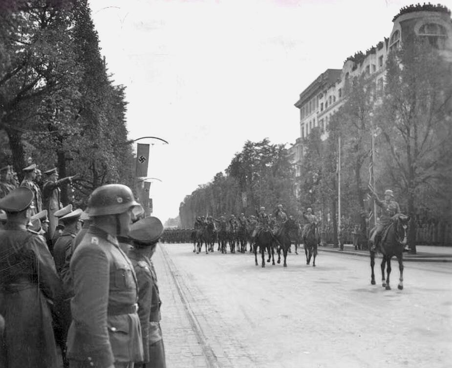 1939年德军在波兰胜利大阅兵元首亲自检阅盛气凌人不可一世
