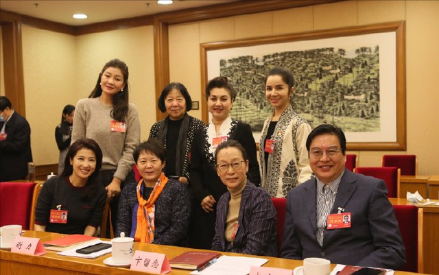 在古丽米娜晒出的照片中,大多都是与舞蹈家的合照,但也有一些大家熟悉