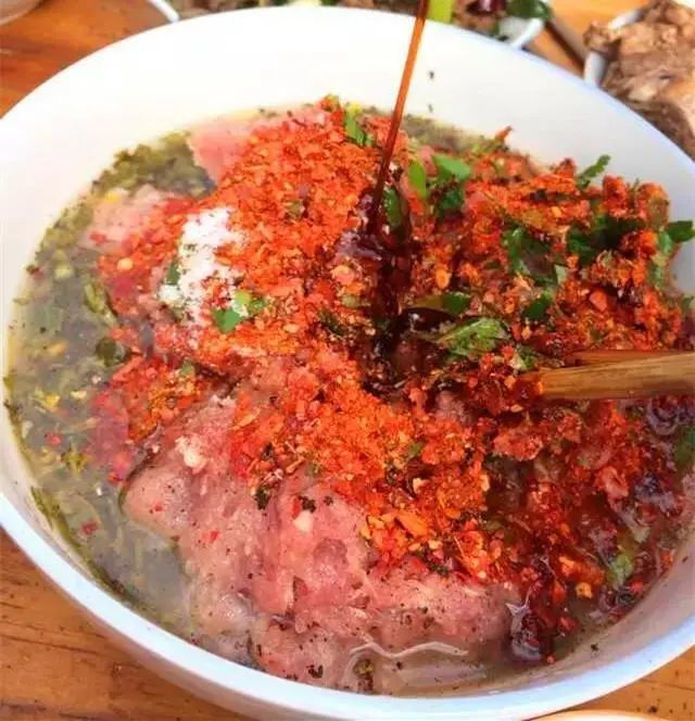 云南普洱版纳人生吃有多狂野生血肉凉拌虫子外地人看了惊悚本地人却很