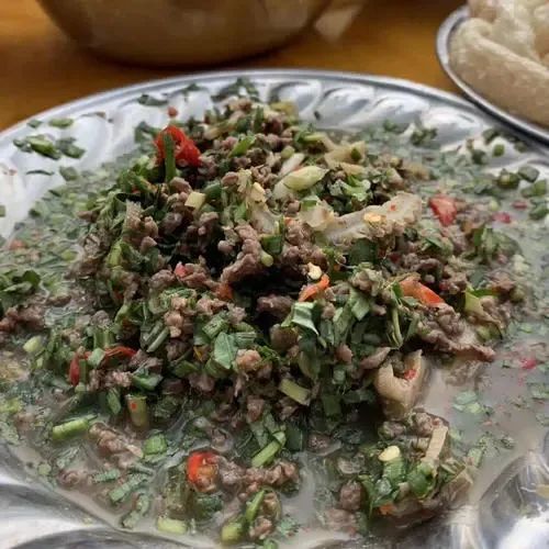 云南普洱版纳人生吃有多狂野生血肉凉拌虫子外地人看了惊悚本地人却很