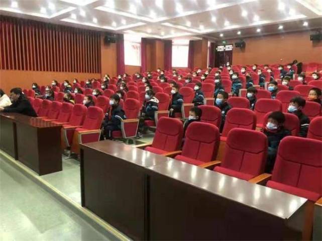 12月14日,获嘉县人民检察院到凤翔中学开展防校园欺凌法治讲座活动