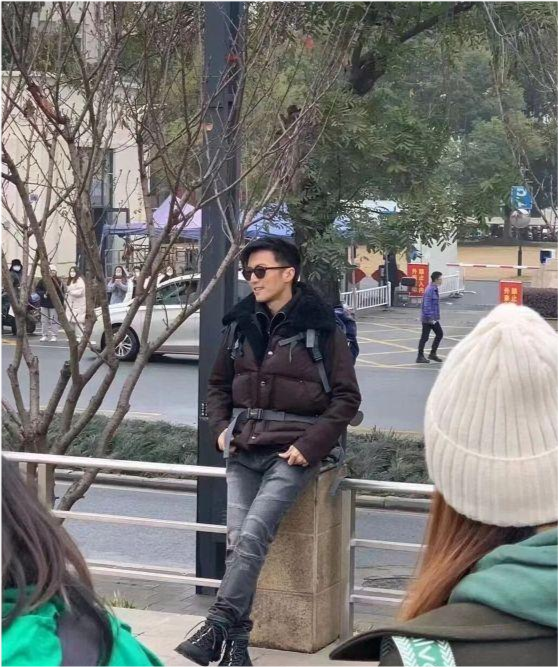 谢霆锋华晨宇现身武汉街头相差10岁看不出年龄差增高鞋引热议