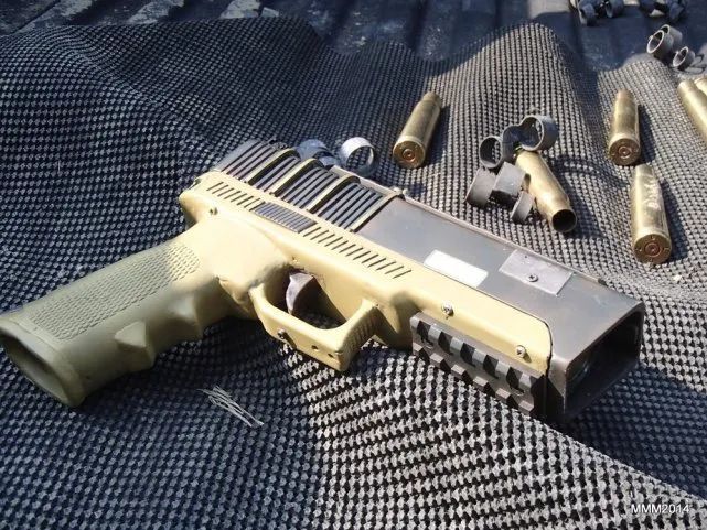 美国特种兵的最强武器特制激光手枪一枪打出一发重型炸弹