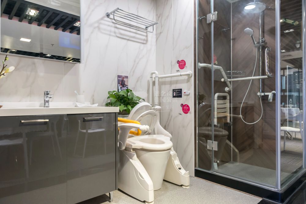 更设有独立的"适老主题体验馆",在这里展示着国内外最先进的适老化