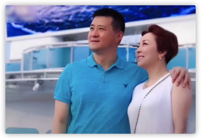 主持人吴晓蕾高调秀恩爱,晒与丈夫亲密合照,现创业当老板太惬意