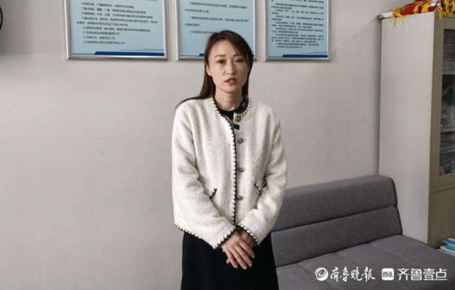 不想耽误一节课烟台一女教师患腰椎病跪椅授课