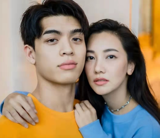 97年凭借着一部爱情剧进入演艺圈,04年就主演了一部电视剧《迟来的